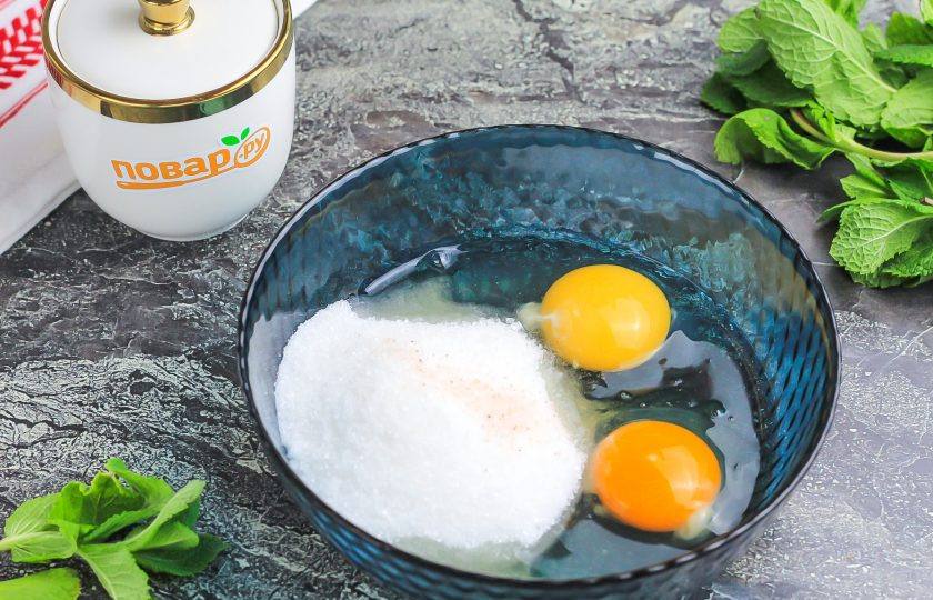 1. Этап. Маффины с шоколадом и грушей: Вбейте куриные яйца в глубокую емкость, всыпьте сахар и соль. По желанию можете добавить ванильный сахар или цитрусовый ароматизатор. Взбейте в течение 4-5 минут.