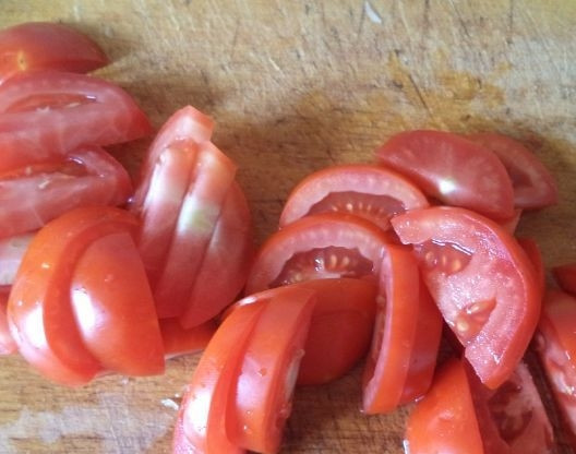 1. Этап. Вкусное овощное рагу: 3. Нарезаем помидоры (можно их очистить от кожицы).