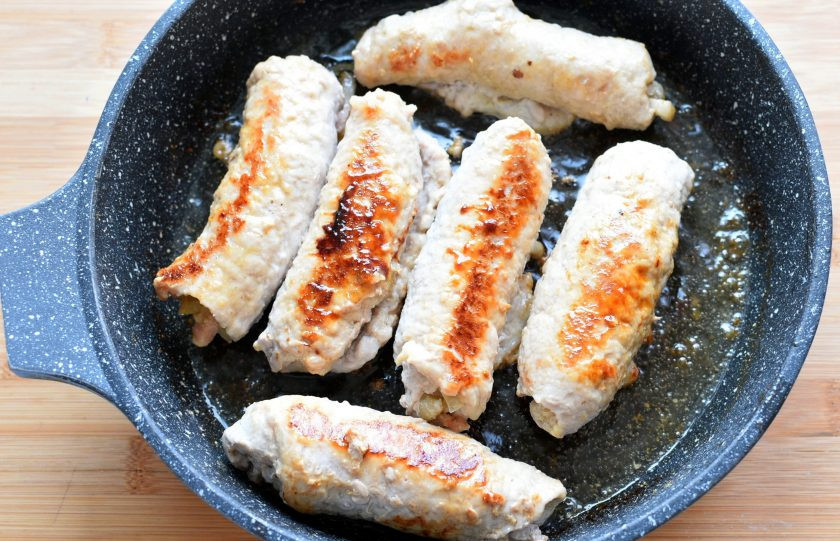 1. Этап. Свиные рулетики с яблоком: Обжарьте рулетики на разогретом масле до румяной корочки.