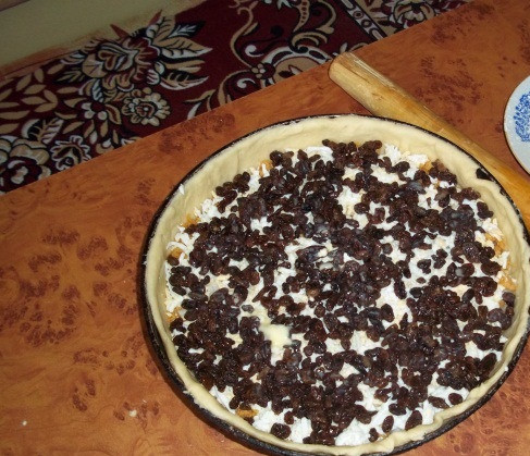 1. Этап. Губадия с рисом и изюмом: Затем выкладываем мелко покрошенное яйцо, рис и наконец изюм. Сверху начинку поливаем растопленным сливочным маслом.