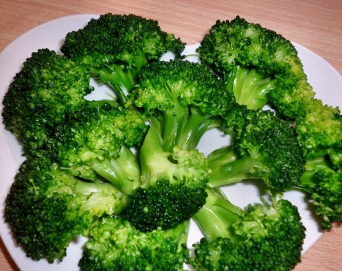 1. Этап. Брокколи с моцареллой: Промываем брокколи. Если у вас брокколи заморожена, тогда положите её в воду минут на десять. Можете проварить её, но я предпочитаю сохранять витамины и не злоупотреблять термической обработкой продуктов. Разберите брокколи на соцветия.