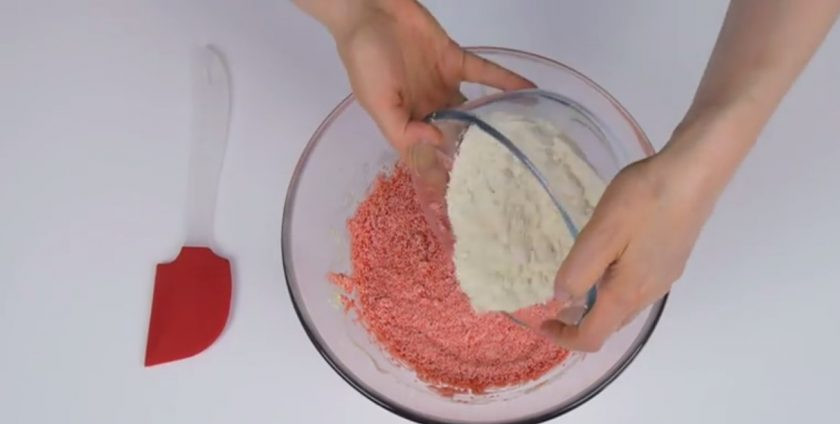 1. Этап. Нежный торт Мечта: 5. Добавьте яйца комнатной температуры и продолжайте взбивать 2-3 минуты. В завершение добавьте клубничное пюре, несколько капель красного красителя и тщательно смешайте. Соедините с мучной смесью в два приема.