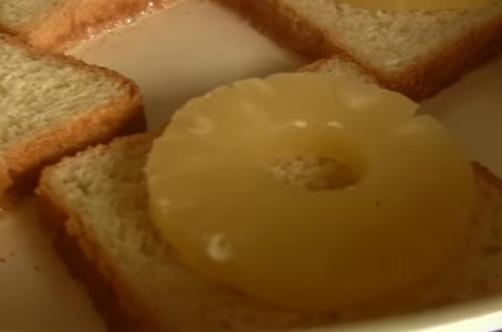 1. Этап. Бутерброды с сыром и ананасами: 3. Консервированные ананасы выложите поверх хлеба.