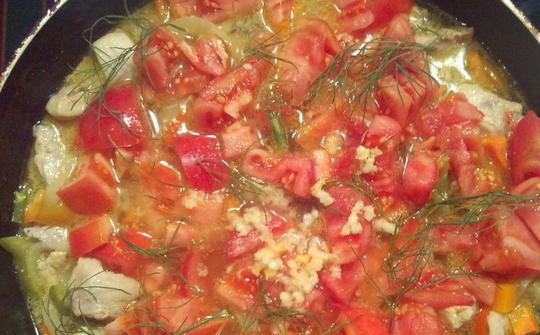 1. Этап. Тушеное мясо по-мексикански: В конце выдавливаем чеснок, добавляем зелень. Перемешиваем и через 5 минут снимаем с огня. Приятного аппетита!