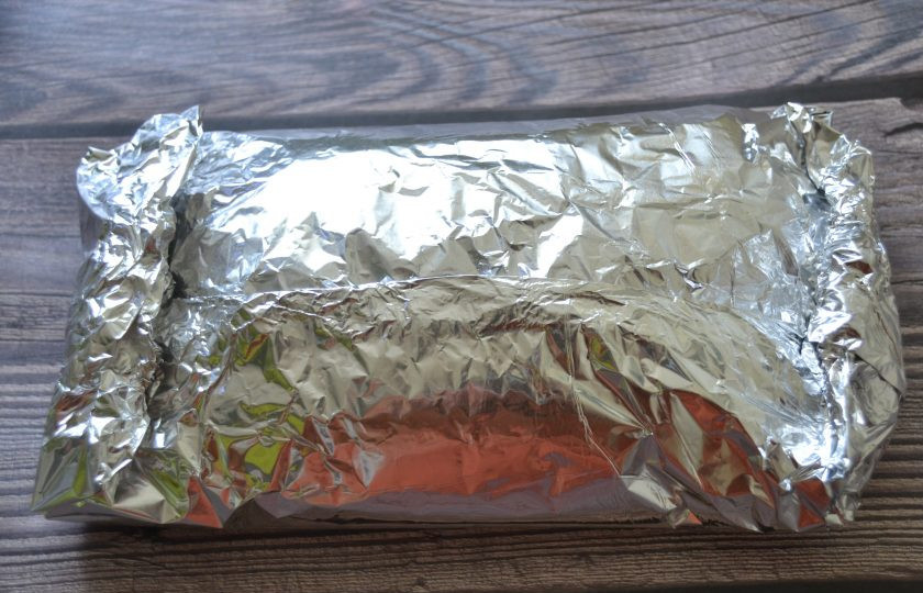 1. Этап. Свиной окорок, запеченный в духовке в фольге: Заверните окорок в фольгу, плотно защипните стыки. Положите в холодильник на несколько часов, чтобы мясо промариновалось, после чего запекайте при температуре 160-180 градусов полтора часа.