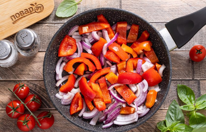 1. Этап. Рататуй с картошкой на сковороде: После выложите в сковороду лук и болгарский перец, посолите и готовьте около 5 минут, чтобы они стали чуть мягкими.
