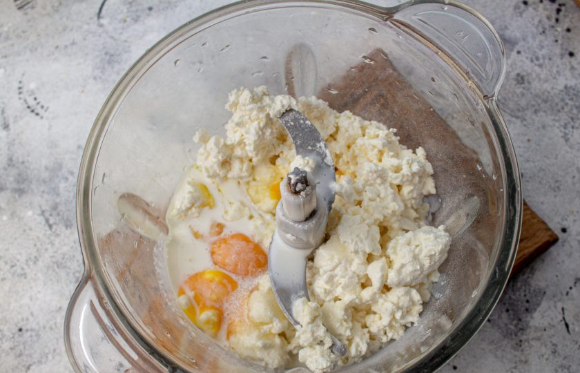 1. Этап. Творожно-тыквенная запеканка ПП: В чашу блендера поместите творог, вбейте яйца, добавьте сахарозаменитель и влейте молоко.