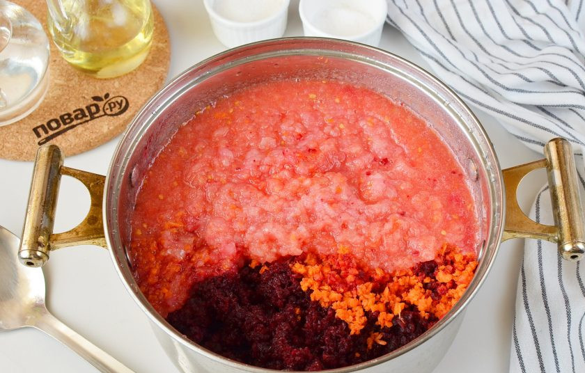 1. Этап. Икра из свеклы на зиму: Выложите в кастрюлю все овощи.