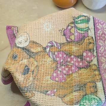 1. Этап. Кулебяка с рисом, луком, яйцами, рыбой: Накрыть его полотенцем и поставить в теплое место на 1ч, чтобы оно поднялось.