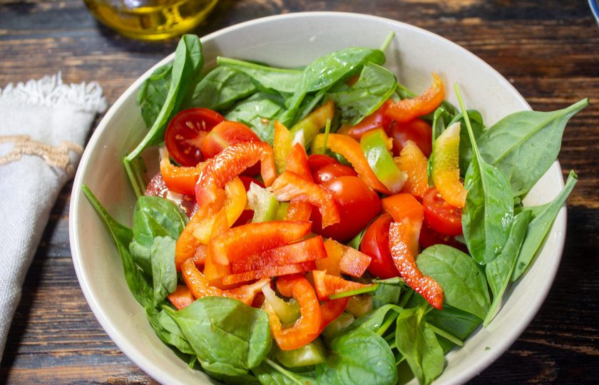 1. Этап. Салат из шпината и сладкого перца: Сладкий перец помойте и обсушите, удалите семенную коробку. Мякоть перца нарежьте небольшими кусочками и отправьте в салатник.