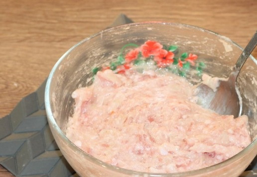 1. Этап. Вкусные ракушки с начинкой из индейки: 11. Смешиваем 2 вида мясного фарша с луком и яичным белком (1-2 ст. л.), солим и перчим, перемешиваем.