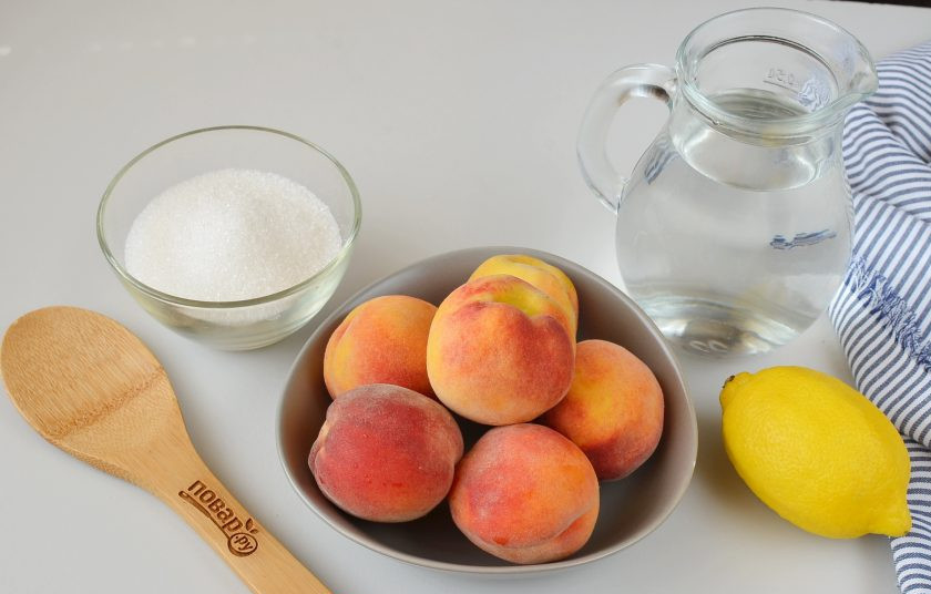 1. Этап. Компот из персиков: Подготовьте стерильные банки и крышки. Персики тщательно вымойте.