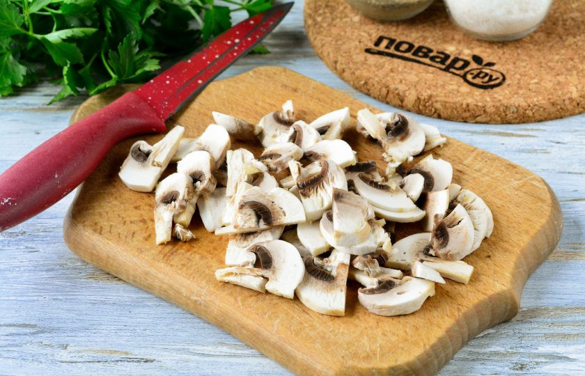 1. Этап. Салат Убей меня нежно: Сполосните шампиньоны, грибы нарежьте средними пластинками.