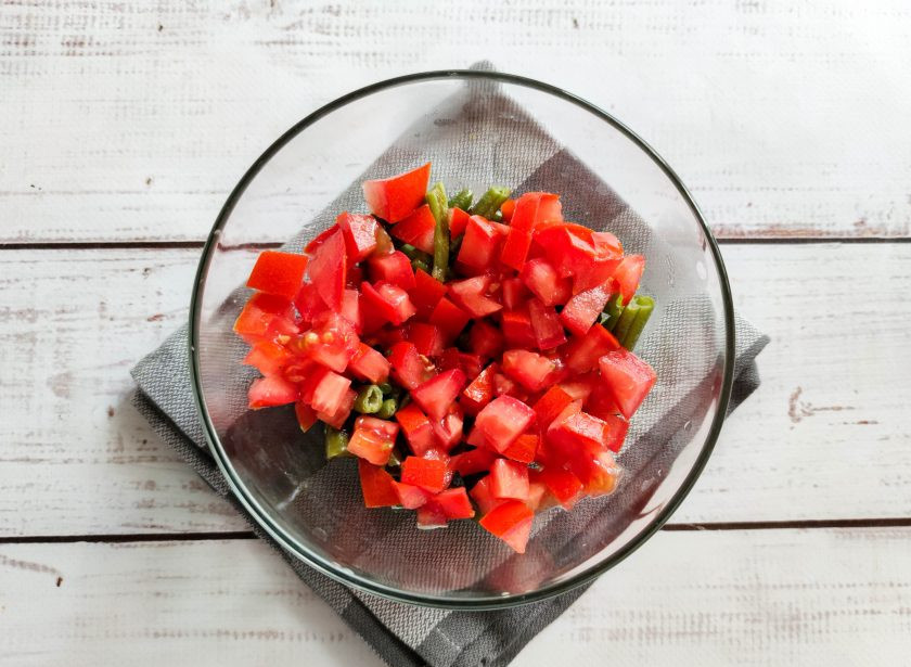 1. Этап. Салат Паради: Помидоры хорошо помойте, обсушите, нарежьте небольшими кусочками и добавьте к фасоли.