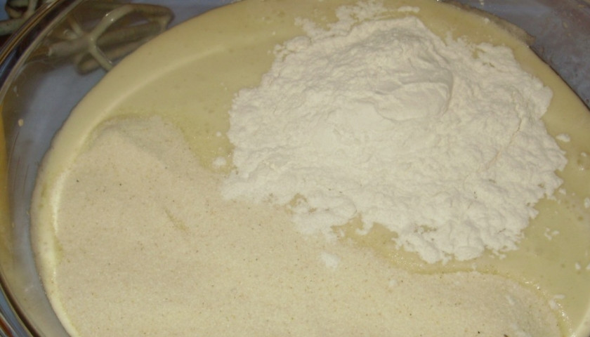 1. Этап. Торт Золотая осень: 2. Добавим сметану, маргарин, высыпать манную крупу и муку. Перемешать, накрыть пищевой пленкой на 30 минут для набухания манки.
