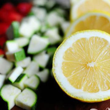 1. Этап. Паста салат с помидорами, цукини, и сыром Фета: И пополам режим лимон.