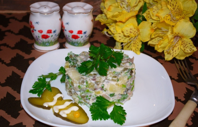 1. Этап. Салат Океан: Салат сдабривать солью и перцем не нужно. В овощах и рыбе достаточно соли. Салат уложите красиво на блюдо и подайте к столу. Приятного аппетита!