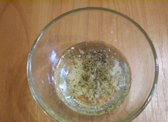 1. Этап. Запеченные кабачки с помидорами: 3. Масло смешиваем с чесноком, перцем и орегано.