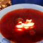 Борщ БМ Предисловие. Самый главный секрет этого борща в том, что все!! нарезается кубиками или соломкой. И если фасоль или брюссельскую капусту можно и не добавлять, то без перца и чеснока этот борщ будет совсем не тем, что нужно. Нарезаем говядину соломкой и отвариваем. Я первый раз после кипения всю воду сливаю и наливаю новую, солю и варю при почти полном объеме воды в кастрюле практически до готовности. Кастрюля у меня на 2,5 л. Нарезаем свеклу соломкой (чем тоньше, тем лучше и быстрее варится) и добавляем ее в суп, варим минут 15-20: В конце варки свеклы нарезаем морковь и перец - кубиками и на сковородку - обжариваем и подтушиваем минут 10. Я вначале жарю на оливковом масле, не забыть посолить, потом добавляю водички и под крышку минут на 5-7. Туда же, на сковородку - чеснок, я тру его на терке, но можно и выдавить чесночницей, и добавляем 1-2 ст. л. томатной пасты или кетчупа, перемешиваем все и накрываем крышкой - еще минуты на 3-4. В это же время добавляем в суп брюссельскую капусту или заранее отваренную фасоль, и пока наша перечно-морковно-чес ночная смесь дотушиватся, провариваем фасоль или брюссельскую капусту в супе. Т. е добавляем что-то одно - либо капусту, либо фасоль! Приготовленную поджарку из перца и моркови добавляем в суп, размешиваем и еще минут 5-8 варим. Выключаем