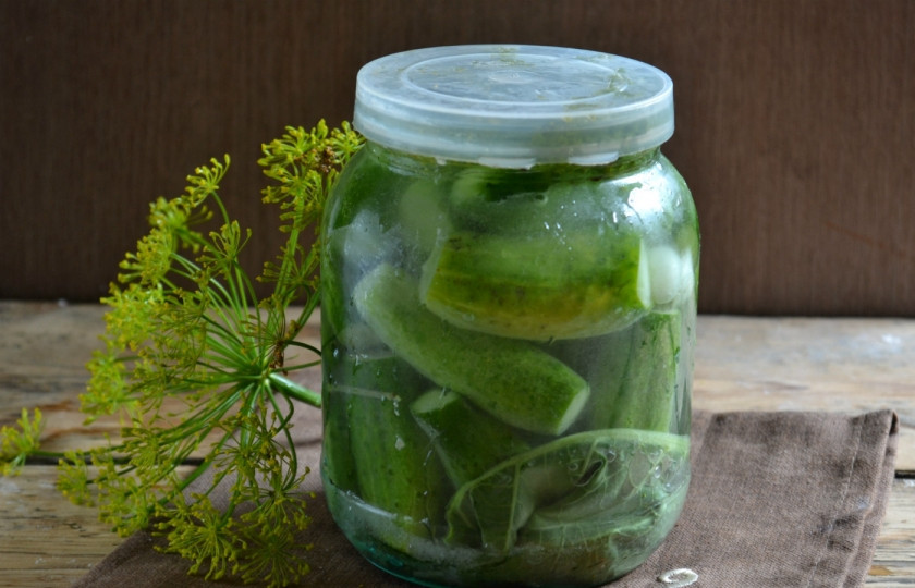 1. Этап. Соленые огурцы без закатки: В банку всыпьте соль, залейте обычной холодной водой и накройте капроновой крышкой. Проследите, чтобы соль полностью растворилась, иначе она просто осядет на дно и огурцы испортятся. Поставьте банку в глубокую тарелку, чтобы когда огурцы начнут бродить, жидкость не вытекла на пол. Оставьте их в теплом месте, например на кухне, на три дня. За это время они успевают прокваситься. Потом переместите в погреб или холодильник, чтобы огурцы не перекисали. При температуре 4-5°С они хранятся очень долго и без закатки.