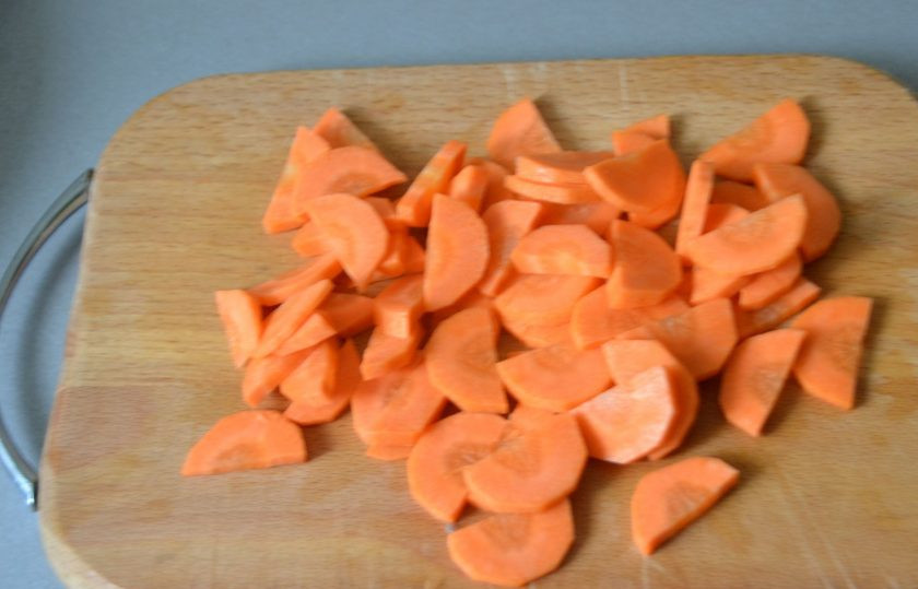 1. Этап. Кальмары в чесночном соусе: Нарежьте ломтиками морковь.