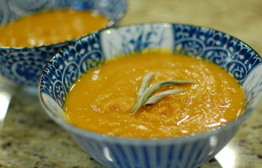 1. Этап. Суп-пюре с тыквой и бататом: 6. Подавайте суп горячим, украсив веточкой зелени.