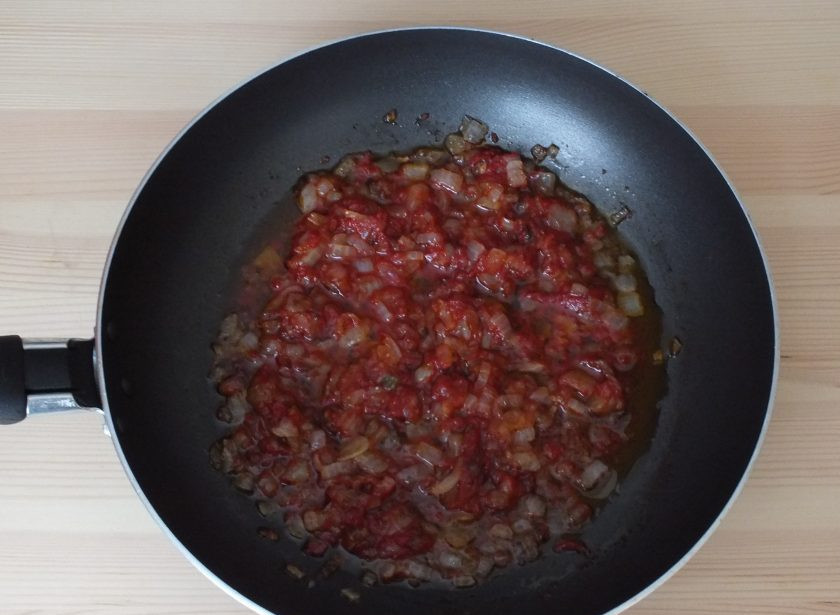 1. Этап. Рыбная солянка: 5. Добавьте томатную пасту и прогрейте в течение 3 минут.