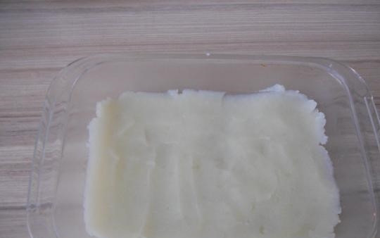 1. Этап. Детская картофельная запеканка с фаршем: 2. Картофельное пюре разделите на две части. Смажьте форму растительным маслом. Выложите в неё одну часть пюре. Разровняйте.