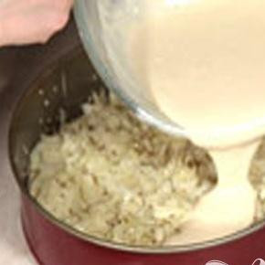 1. Этап. Быстрый капустный пирог: 4. Остальным тестом заливаем начинку. Кладем на тесто хлопья сливочного масла. В духовке, прогретой до 190 градусов, примерно сорок минут выпекаем пирог.