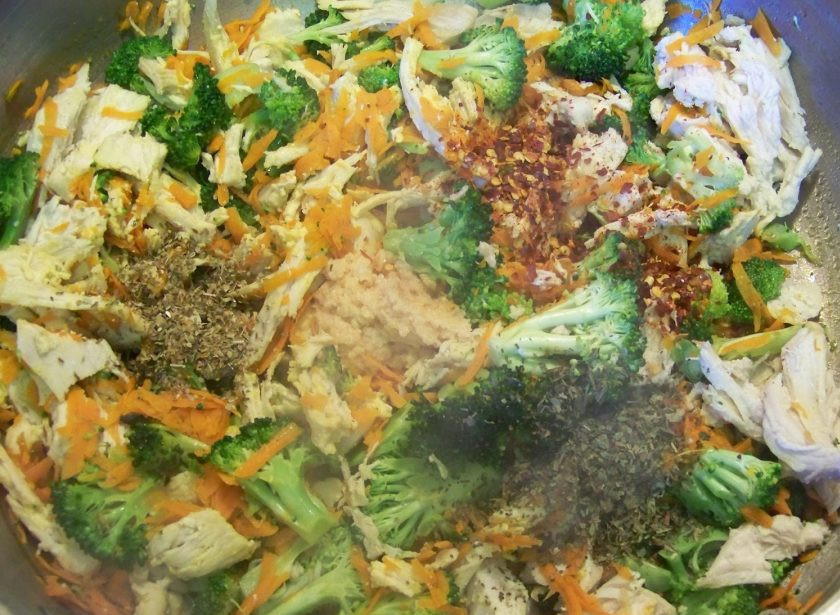 1. Этап. Запеканка с макаронами: Хорошо все перемешайте. Когда овощи пустят сок, добавьте приправы.