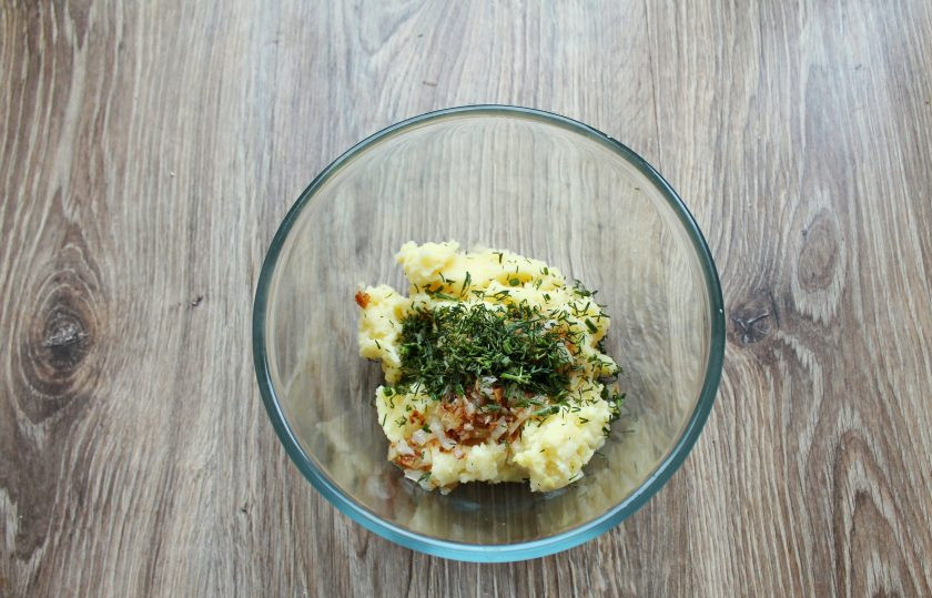 1. Этап. Форель под шубой в духовке: Зелень, у меня укроп, мелко порежьте и добавьте к пюре.