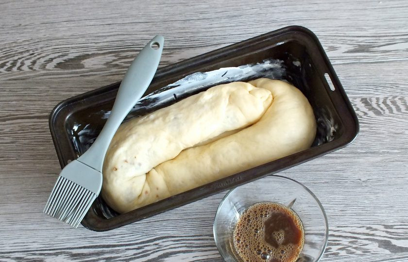 1. Этап. Повитица: Возьмите прямоугольную форму размером 10 на 22-24 см. Смажьте тонким слоем сливочного масла. Выложите рулет в форму 