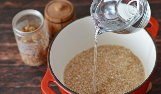 1. Этап. Дроблёная полба с морковью и луком: Варить полбу нужно в толстостенной кастрюле, или хотя бы в кастрюле с толстым дном. Я варю в эмалированном чугунном казанке, в нём каша не подгорает. Всыпьте в казанок дроблёную полбу и влейте воду.