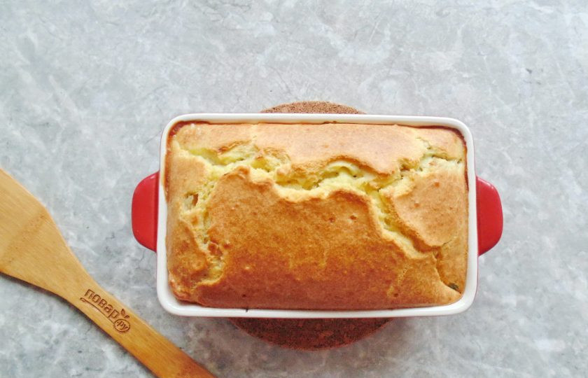 1. Этап. Заливной пирог с курицей и кабачком: Поставьте в духовку, разогретую до 175-180 градусов и запекайте в течение 35-40 минут.