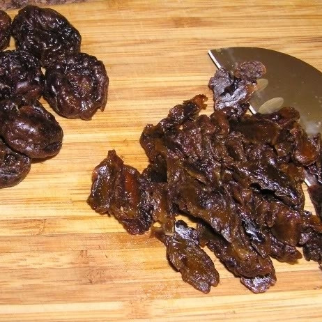 1. Этап. Говядина с черносливом: Чернослив хорошенько промываем, замачиваем в холодной воде минут на 20, после чего шинкуем на небольшие кусочки.