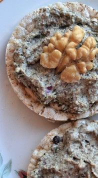 1. Этап. Паштет из чёрной чечевицы: Намазать паштет на хлебцы. По желанию украсить зеленью, орехами, чесноком.