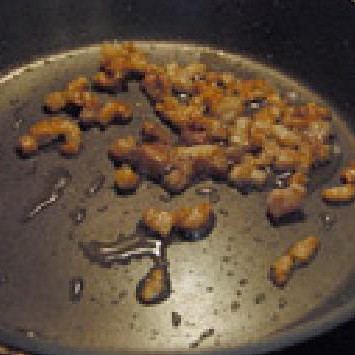 1. Этап. Свиная грудинка с макаронами: В маленькой сковороде обжариваем кусочки свинины до хрустящей корочки. Выкладываем на бумажное полотенце. Отвариваем макароны.