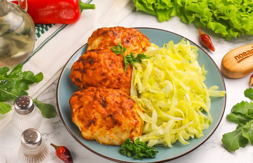 1. Этап. Куриные котлеты в аэрогриле: Выложите куриные котлеты на тарелку и подайте к столу горячими с любым гарниром в виде овощного салата, каши, макарон и т.д. Приятного аппетита!