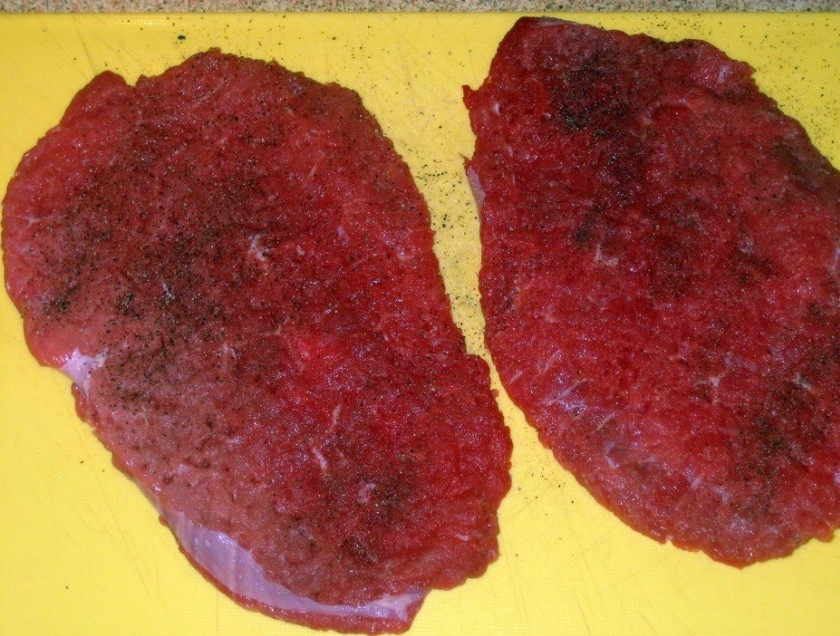 1. Этап. Отбивные из говядины на сковороде: 1. Мясо режем порционными кусочками. Натираем солью, перцем. Отбиваем молотком, чтобы получились кусочки как можно тоньше.