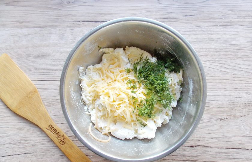 1. Этап. Сырники с твердым сыром и зеленью: Натрите твердый сыр и нарежьте зелень. Выложите в творог с яйцом и мукой.