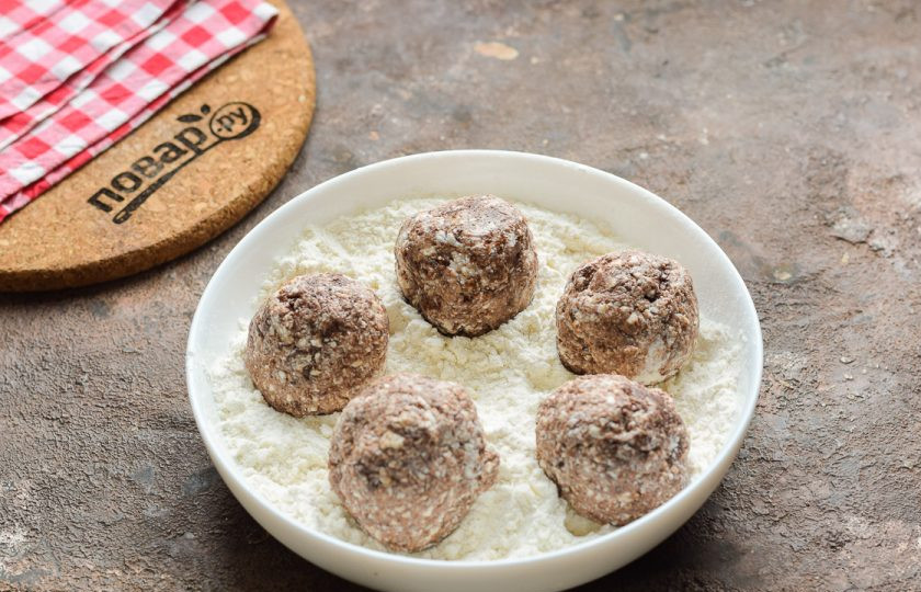 1. Этап. Сырники с какао: Сформируйте из творога шарики и обваляйте их в муке, после придайте форму сырников.