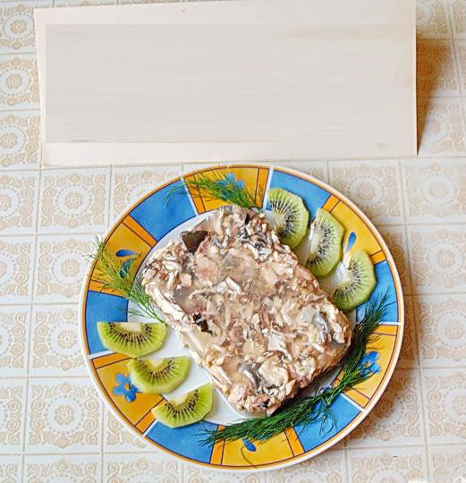 1. Этап. Заливное из голов толстолоба: 4. Когда остыла рыба, удаляем из нее кости, и в формы складываем мякоть. Процеживаем бульон, и затем его немного подсаливаем. Желатин добавляем в теплый бульон, подогреваем и процеживаем. Заливаем бульоном рыбу и, убираем, к примеру, на балкон, а затем убираем его в холодильник. Блюдо готово.