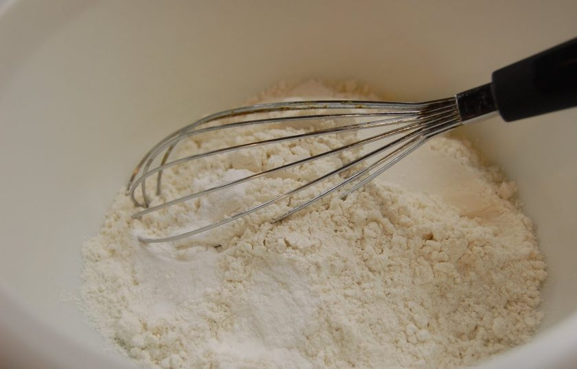 1. Этап. Очень шоколадный торт: 4. Смешайте муку с содой, разрыхлителем и солью.