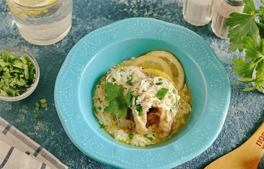 1. Этап. Щука по-польски: Готовую щуку выложите на тарелку (лучше с бортиками, чтобы соус не убежал), полейте готовым соусом и соком лимона. Щука по-польски готова. Украсьте блюдо зеленью и подавайте к столу. Приятного аппетита!