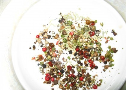 1. Этап. Кролик в пиве: Затем подготавливаем специи. Я беру смесь черного, белого, зеленого, красного и душистого перцев, немного розмарина и измельчаю их.