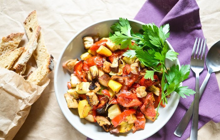 1. Этап. Экспресс-рататуй: 4. Выложите все овощи в тарелку и подавайте к столу. Приятного аппетита!