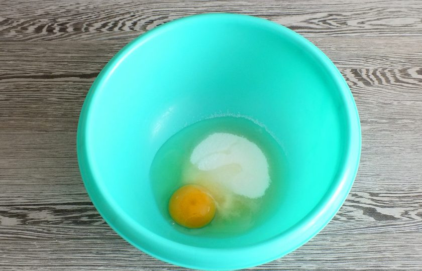 1. Этап. Пирог с бананами и киви: В чаше соедините яйцо и сахар. Взбейте миксером в пышную массу.