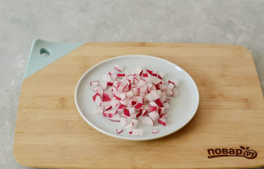 1. Этап. Гаспачо из огурцов: Для подачи супа мелко порубите редиску.