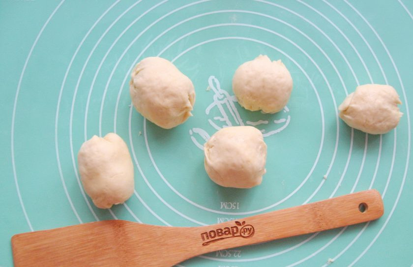 1. Этап. Пирожки Минутка из чудо-теста: Края кусочков залепите, формируя пирожок.