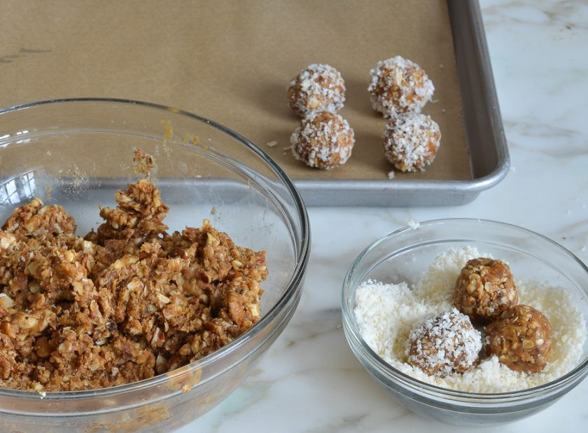 1. Этап. Шарики из овсянки и орехов: 5. Слепите из сладкой массы шарики. Обмакните их в кокосовой стружке.